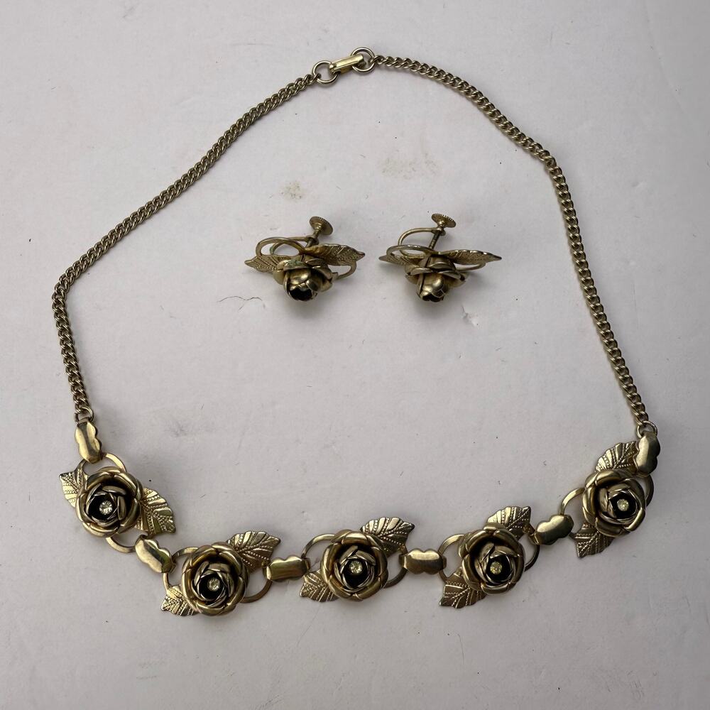 VINTAGE METAL NECKLACE AND EARRING SET GOLD COLORED METAL